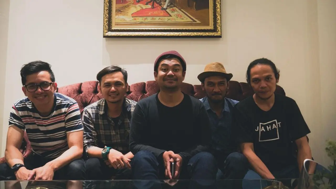 Lirik terjemahan dan arti makna lagu Would You Be My November? dari Mr. Sonjaya