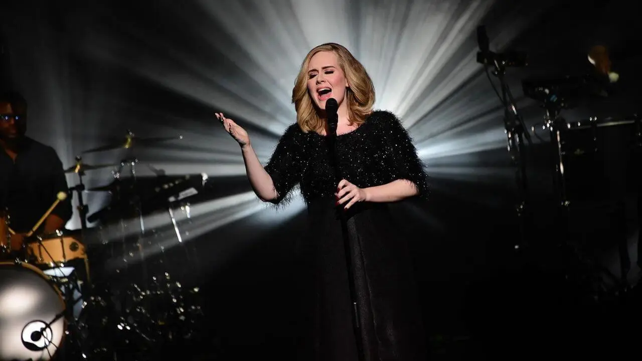 Lirik terjemahan dan arti makna lagu Love In The Dark karya dari Adele