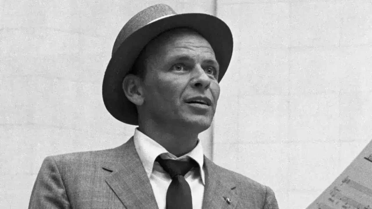 Lirik terjemahan dan makna lagu Fly Me To The Moon karya dari Frank Sinatra