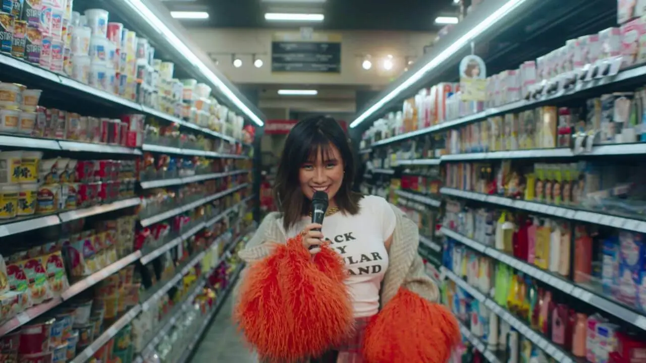 Lirik terjemahan dan arti makna lagu Every Summertime karya dari NIKI