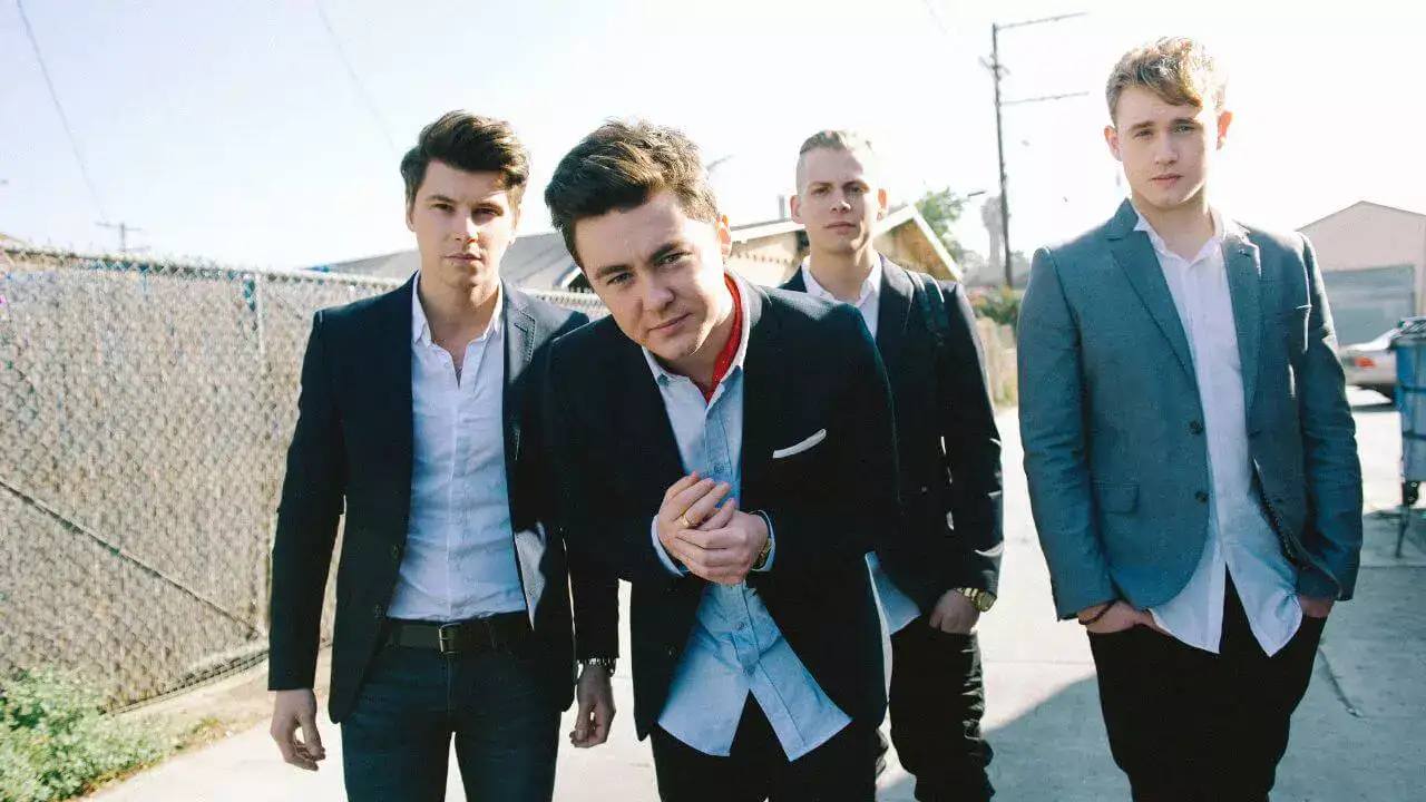Lirik terjemahan dan makna lagu Me and My Broken Heart karya dari Rixton