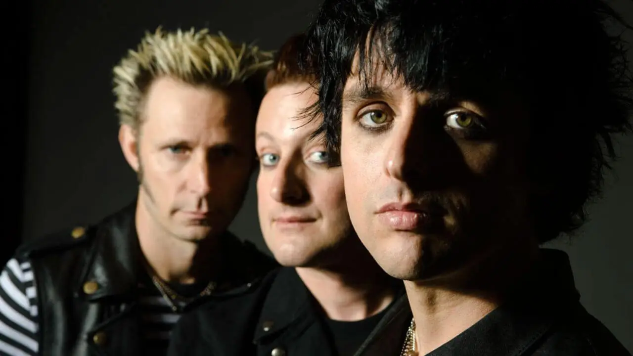 Lirik terjemahan dan makna lagu Last Night On Earth karya dari Green Day
