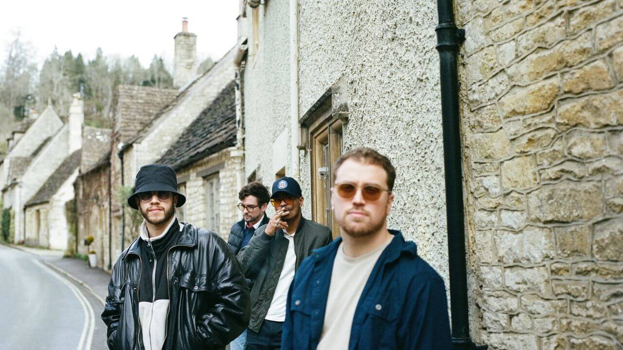 Lirik terjemahan dan arti makna lagu Home dari New West