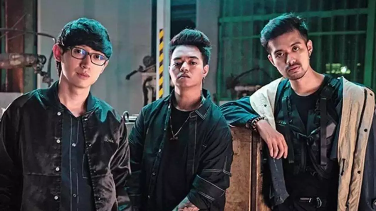 Lirik terjemahan dan makna lagu Glorious karya dari Weird Genius ft. Ziva Magnolya, Tiara Andini & Lyodra