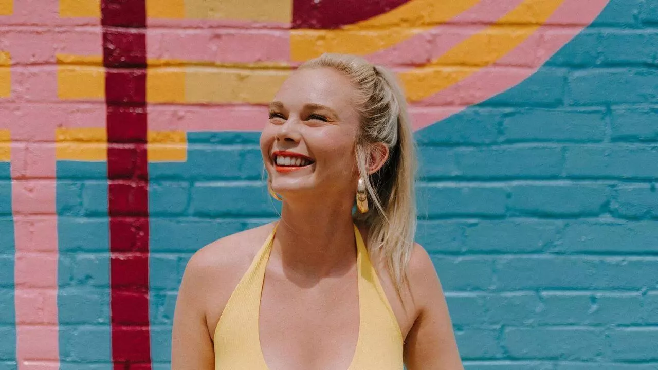 Lirik terjemahan dan makna lagu Under The Sun karya dari Kylie Odetta