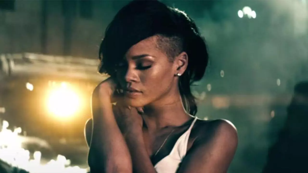 Lirik terjemahan dan makna lagu Diamonds karya dari Rihanna