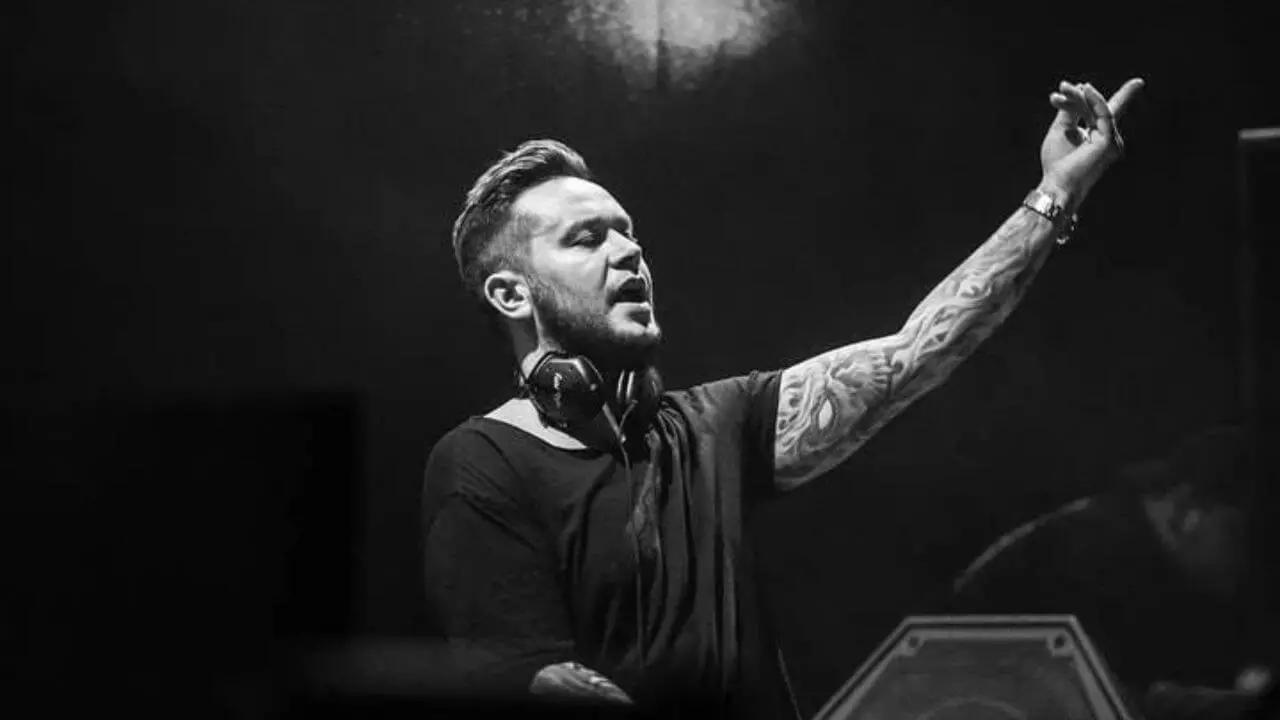 Lirik terjemahan dan arti makna lagu Stay Young karya dari Mike Perry ft. Tessa