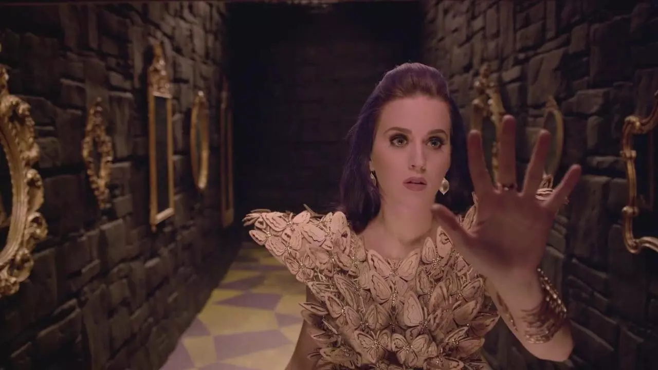 Lirik terjemahan dan arti makna lagu Wide Awake karya dari Katy Perry