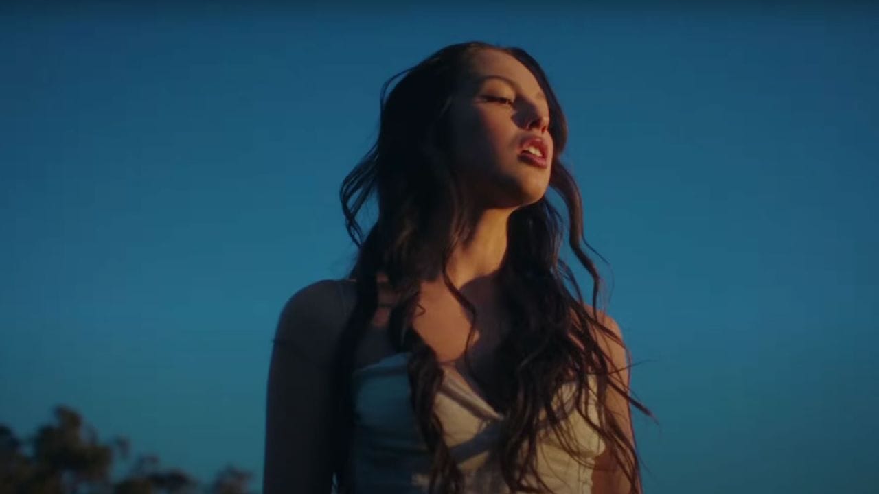 Lirik terjemahan dan arti makna lagu Can't Catch Me Now dari Olivia Rodrigo