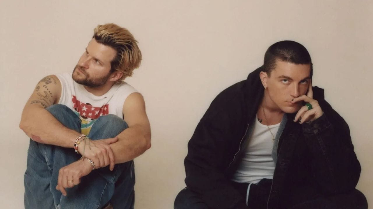 Lirik terjemahan dan arti makna lagu Out of My League dari LANY