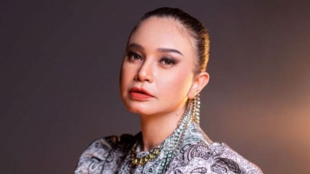 Lirik dan arti makna lagu Bulan Dikekang Malam dari Rossa