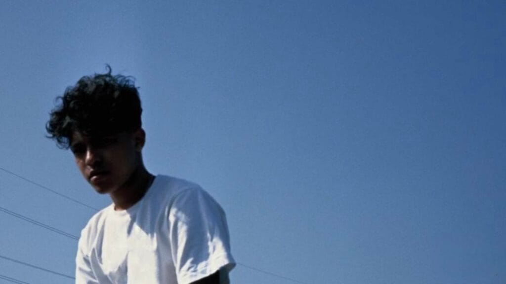 Lirik terjemahan dan arti makna lagu blue dari Kamal.