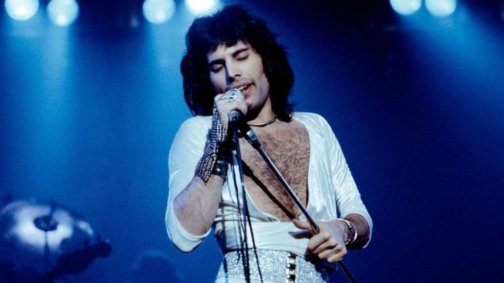 Lirik terjemahan dan arti makna lagu Love Me Like There's No Tomorrow dari Freddie Mercury