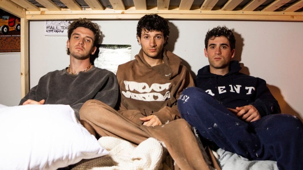 Lirik terjemahan dan arti makna lagu Cozy dari Jeremy Zucker, Lauv, & Alexander 23