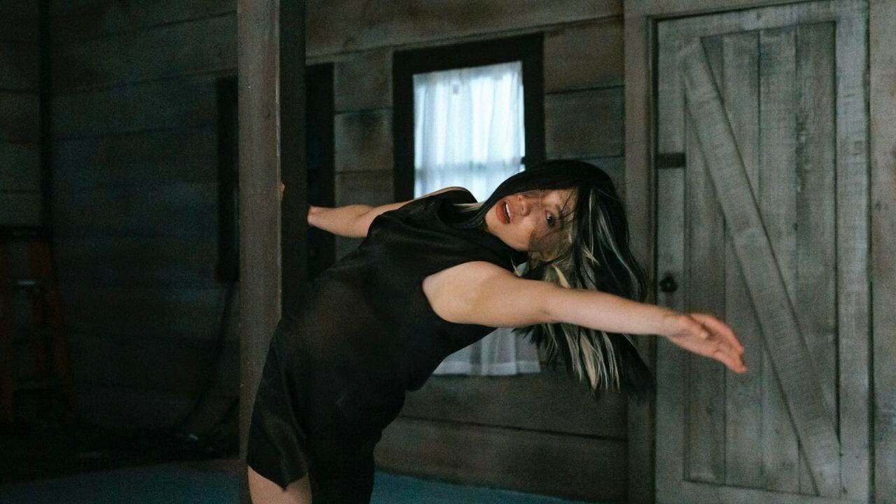 Lirik terjemahan dan arti makna lagu Blue Moon dari NIKI