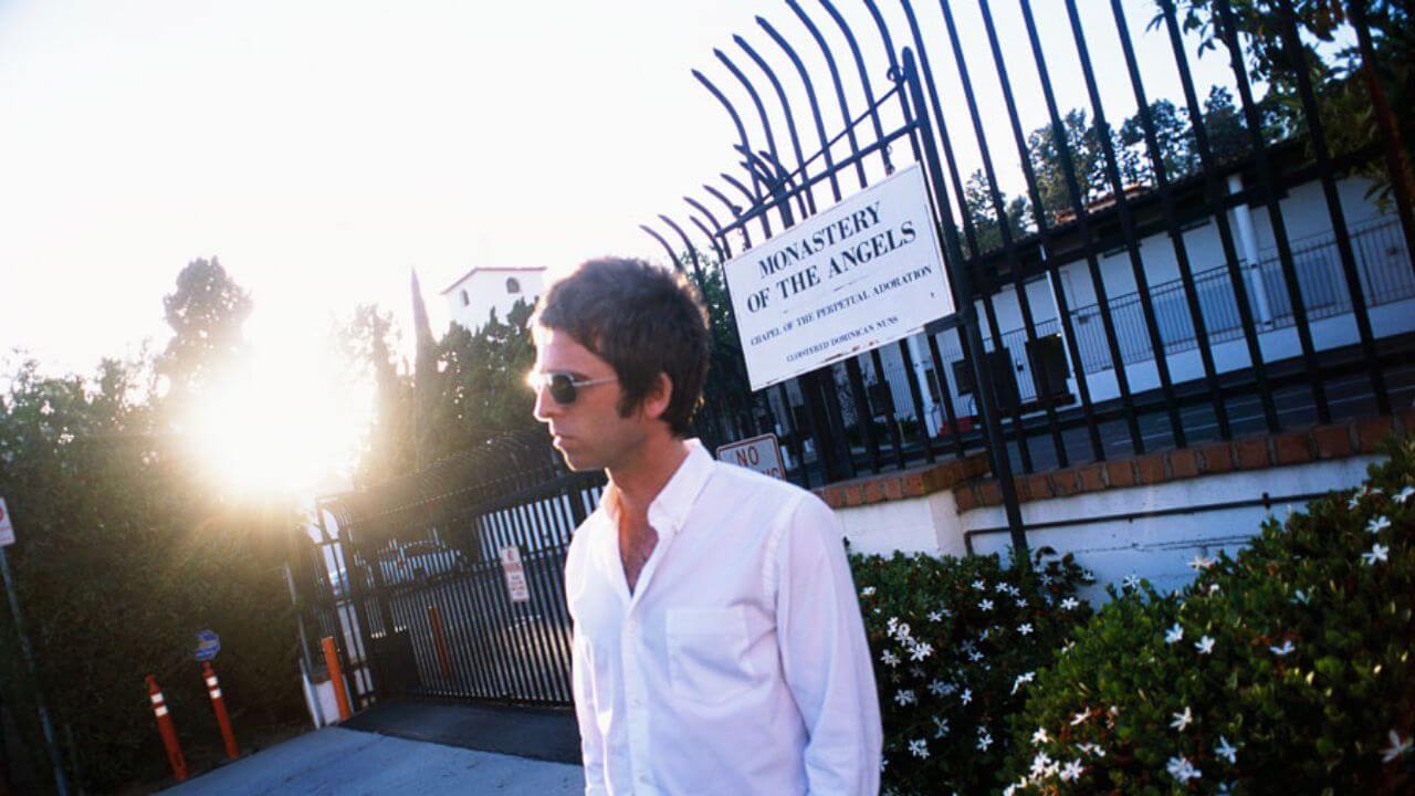 Lirik terjemahan dan arti makna lagu If I Had A Gun... dari Noel Gallagher's High Flying Birds