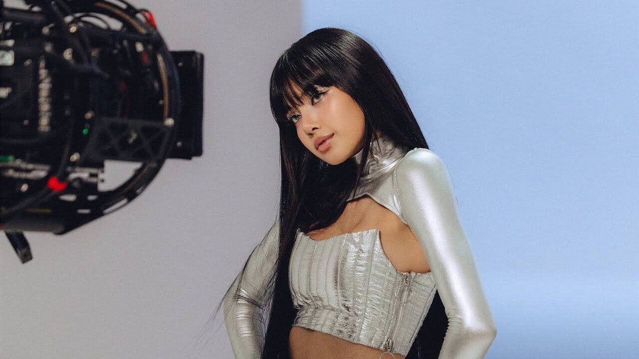 Lirik terjemahan dan arti makna lagu ROCKSTAR dari LISA