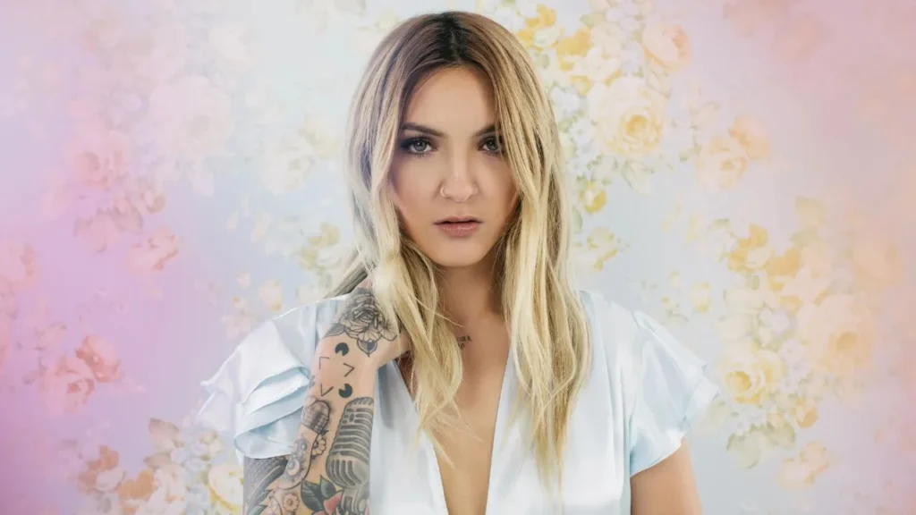 Lirik terjemahan dan arti makna lagu Issues dari Julia Michaels