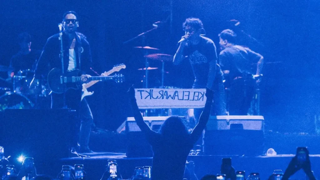 Lirik dan makna lagu Tarot dari .Feast