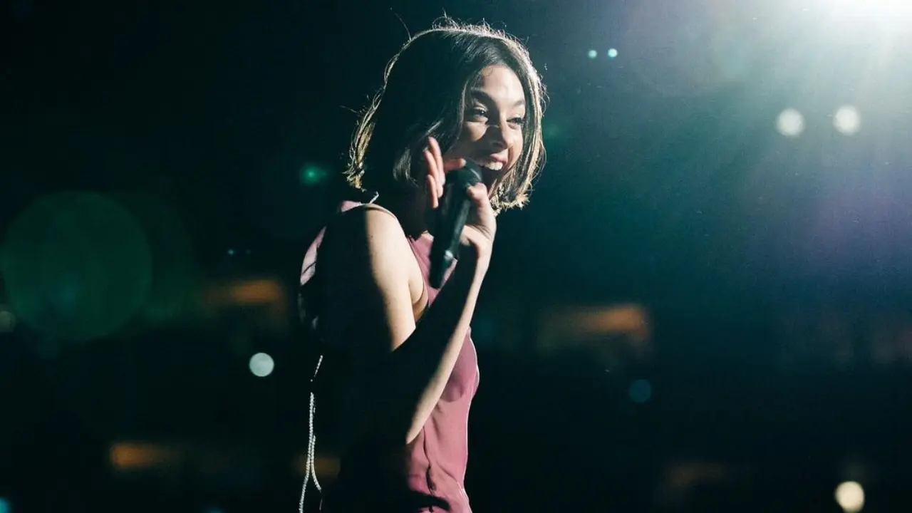 Lirik terjemahan dan arti makna lagu Close To You dari Gracie Abrams