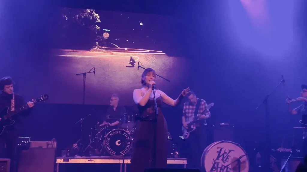 Lirik terjemahan dan arti makna lagu Kiss Me dari Sixpence None The Richer