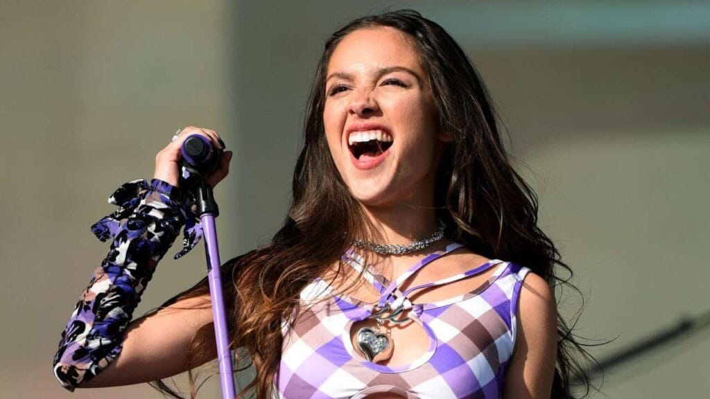 Lirik terjemahan dan arti makna lagu all-american bitch dari Olivia Rodrigo