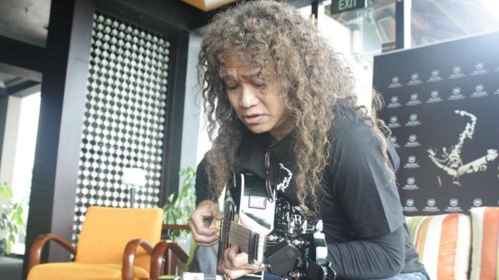 Lirik terjemahan dan arti makna lagu Don't Sleep Away This Night dari Daniel Sahuleka