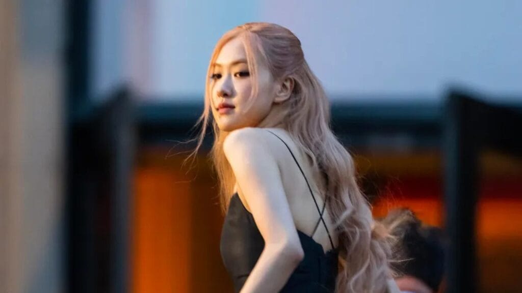 Lirik terjemahan dan arti makna lagu two years dari ROSÉ