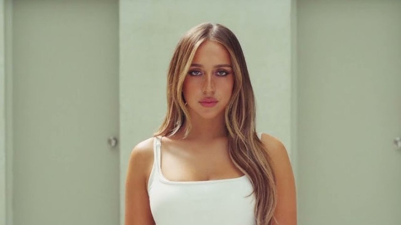 Lirik terjemahan dan arti makna lagu Revolving door dari Tate McRae