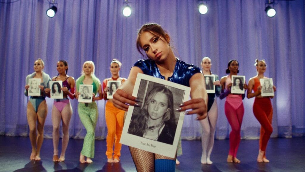 Lirik terjemahan dan arti makna lagu she's all i wanna be dari Tate McRae