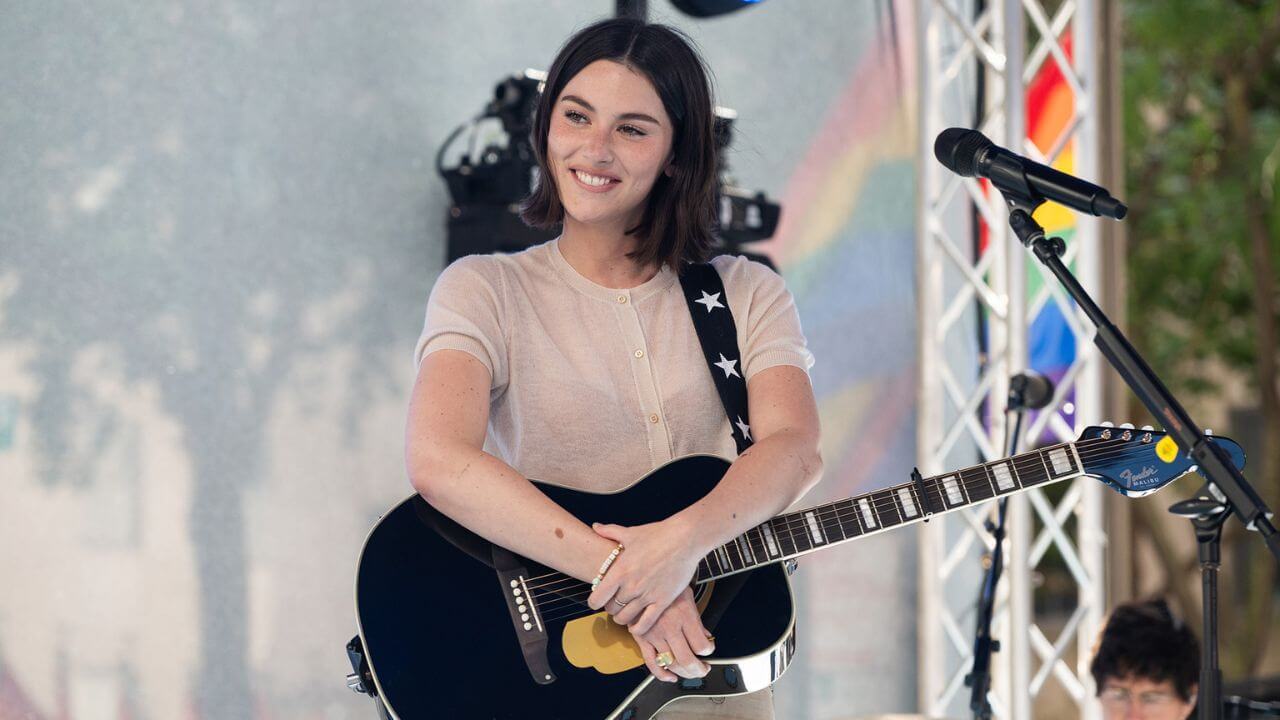 Lirik terjemahan dan arti makna lagu Blowing Smoke dari Gracie Abrams