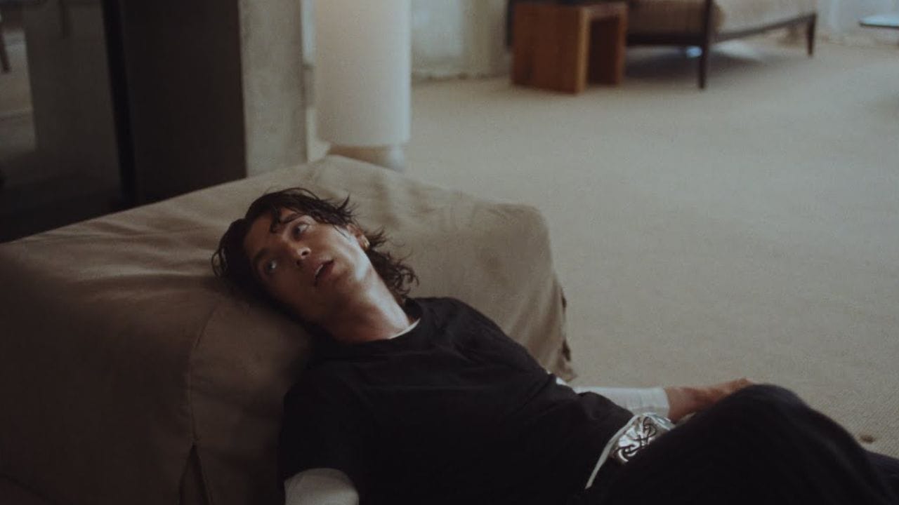 Lirik terjemahan dan arti makna lagu Know You Naked dari LANY