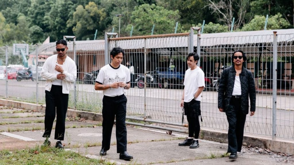 Lirik dan arti makna lagu Kami Belum Tentu dari .Feast