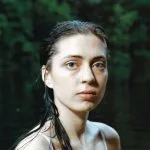 Lirik terjemahan dan arti makna lagu Staying dari Lizzy McAlpine