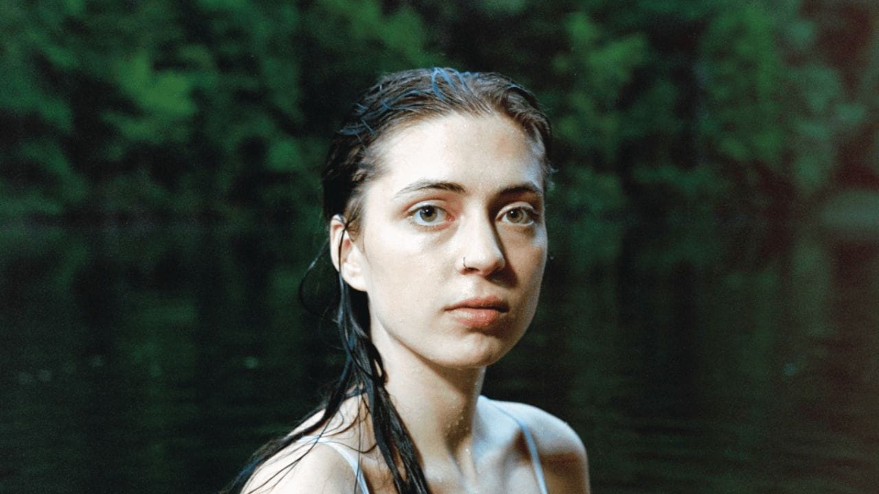 Lirik terjemahan dan arti makna lagu Staying dari Lizzy McAlpine