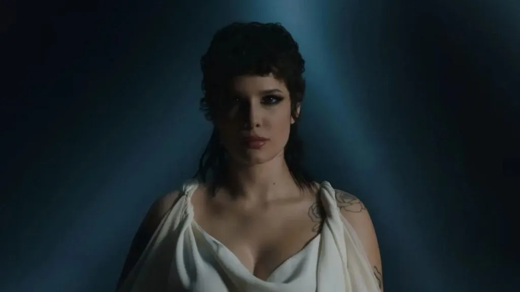 Lirik terjemahan dan arti makna lagu i am not a woman, i'm a god dari Halsey