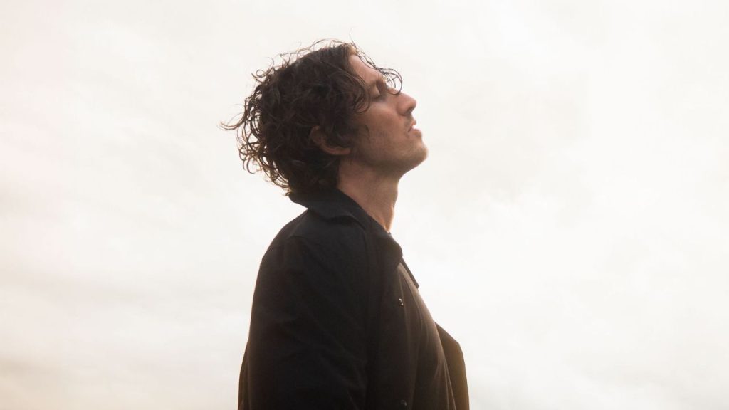 Lirik terjemahan dan arti makna lagu Poison dari Dean Lewis