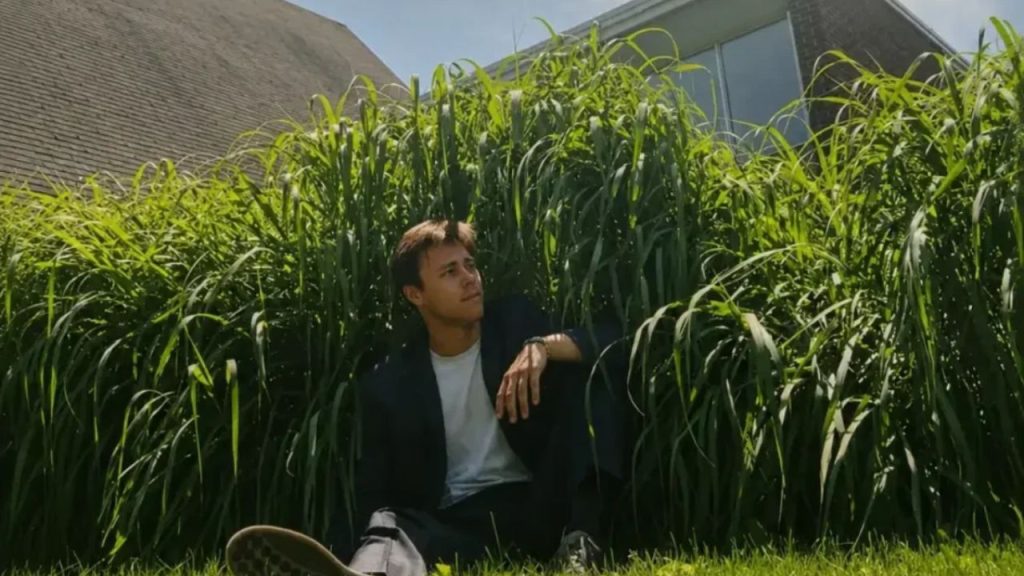 Lirik terjemahan dan arti makna lagu What If I Call dari Alex Crichton